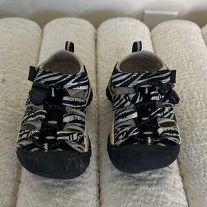 Keen Kids Closed-Toe Sandals in Black and White